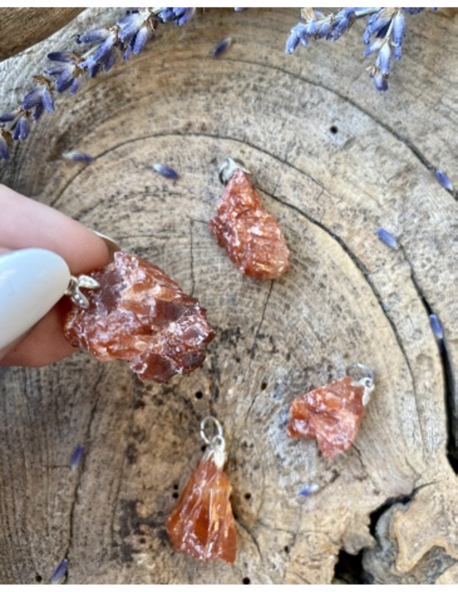 Calciet rood ruw edelsteen hanger