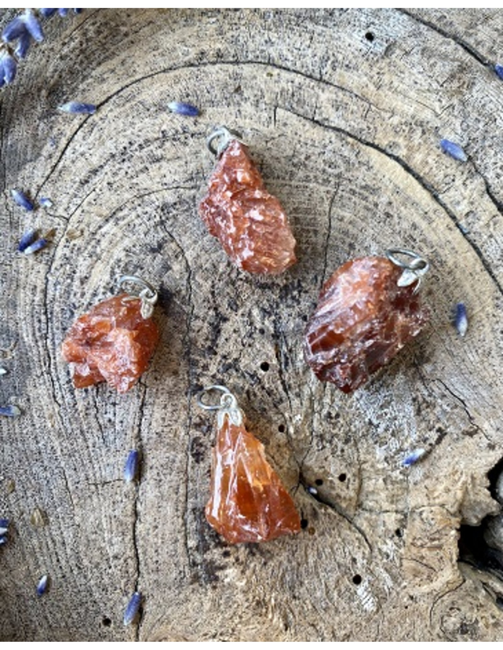 Calciet rood ruw edelsteen hanger
