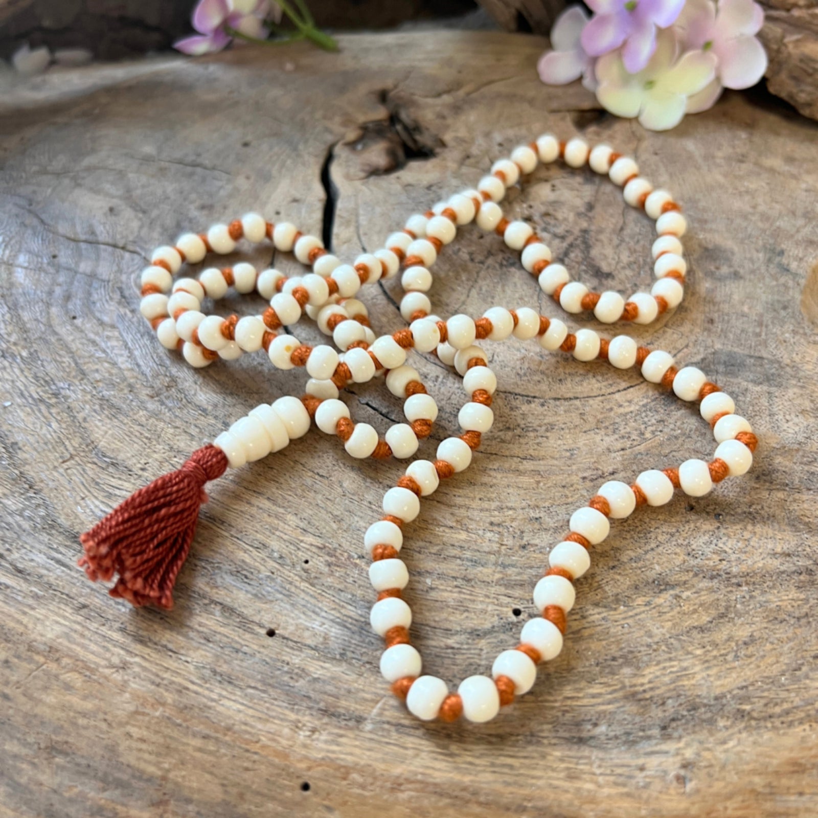 Mala been wit oranje knoop 50 cm