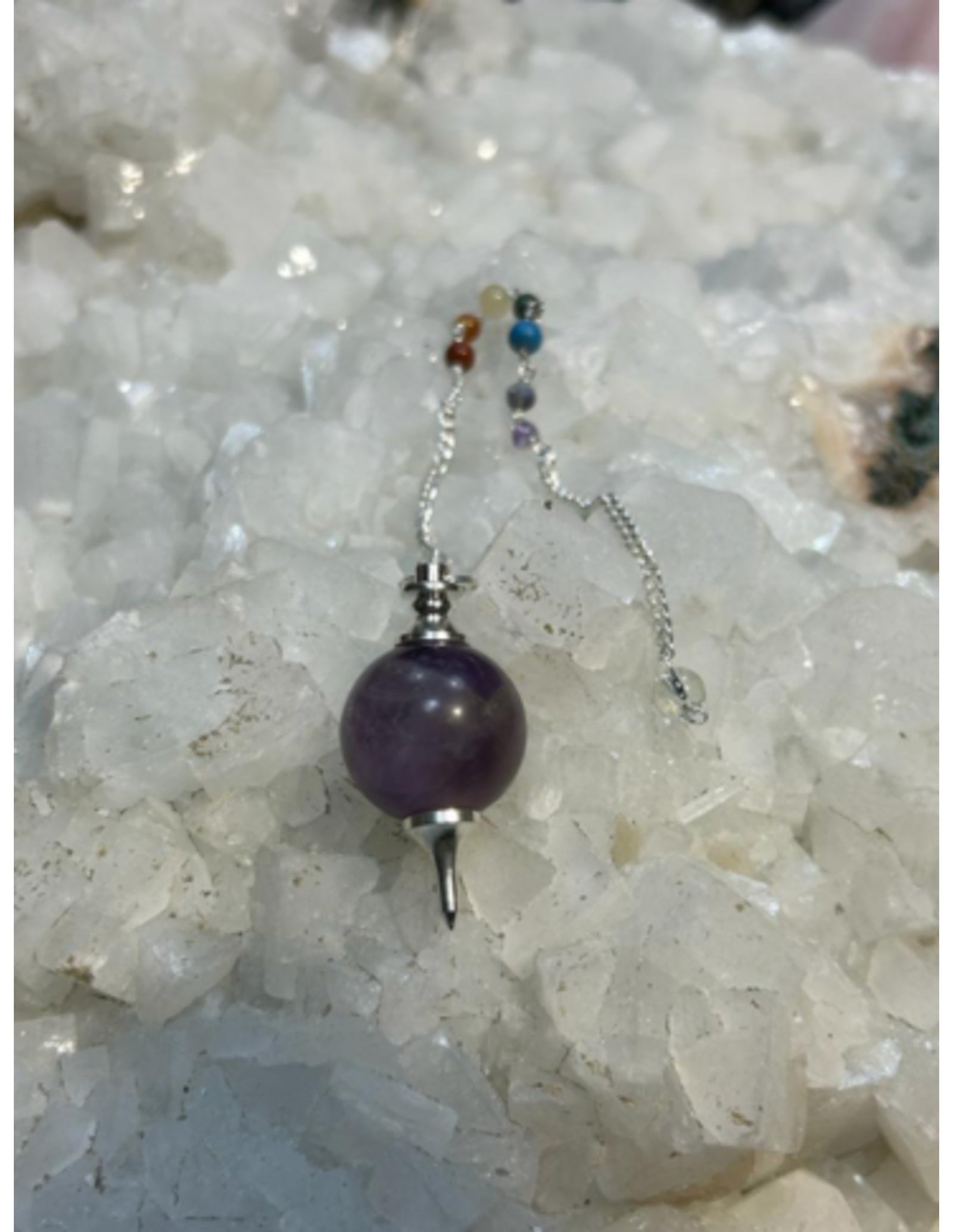 Pendel met ronde Amethist en een ketting met 7 kleine chakra's edelstenen - met gratis buideltje - Pendelen - spiritueel - nr.31