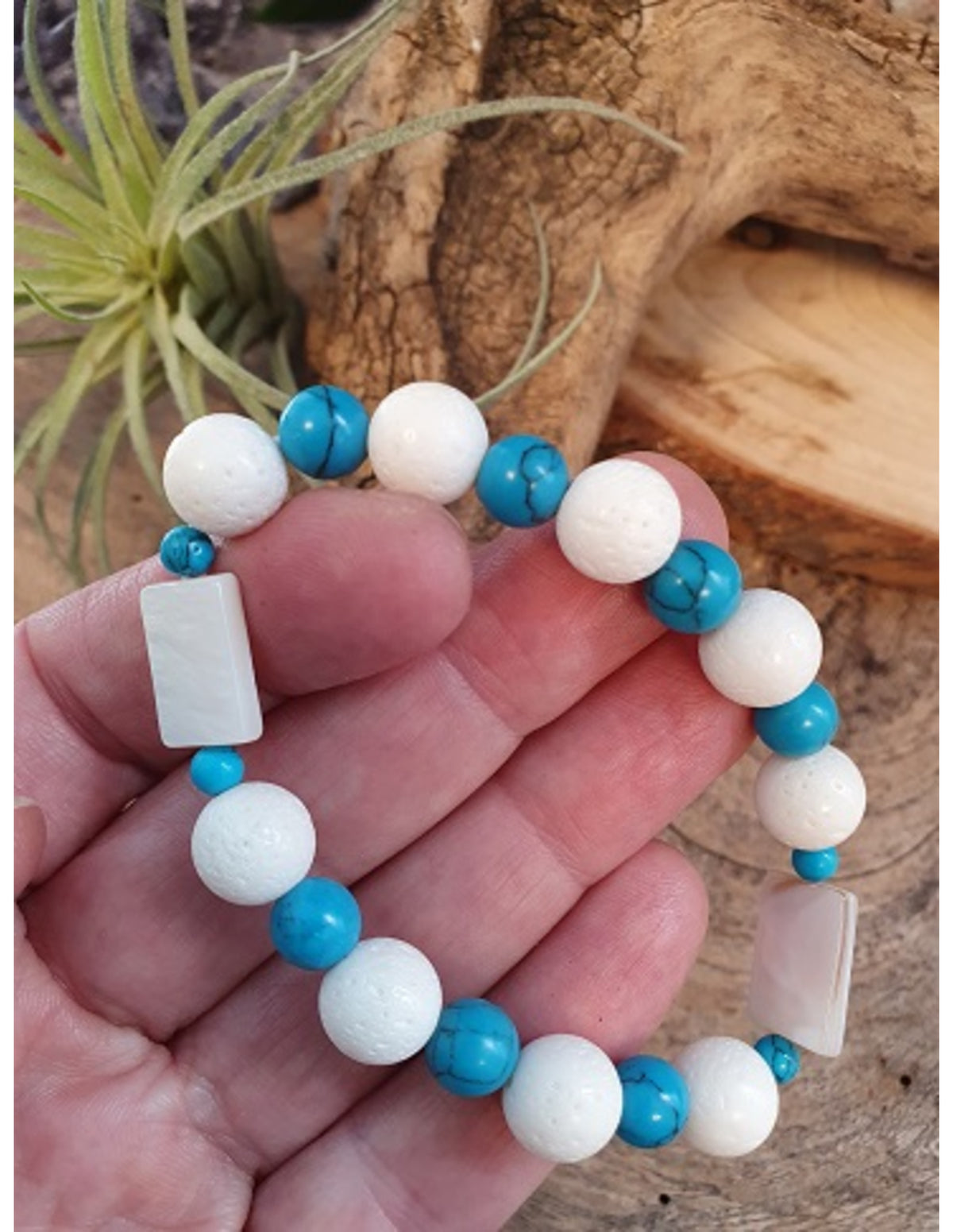 Edelsteen armband Howliet blauw / Parelmoer / Schuimkoraal wit (imitatie)