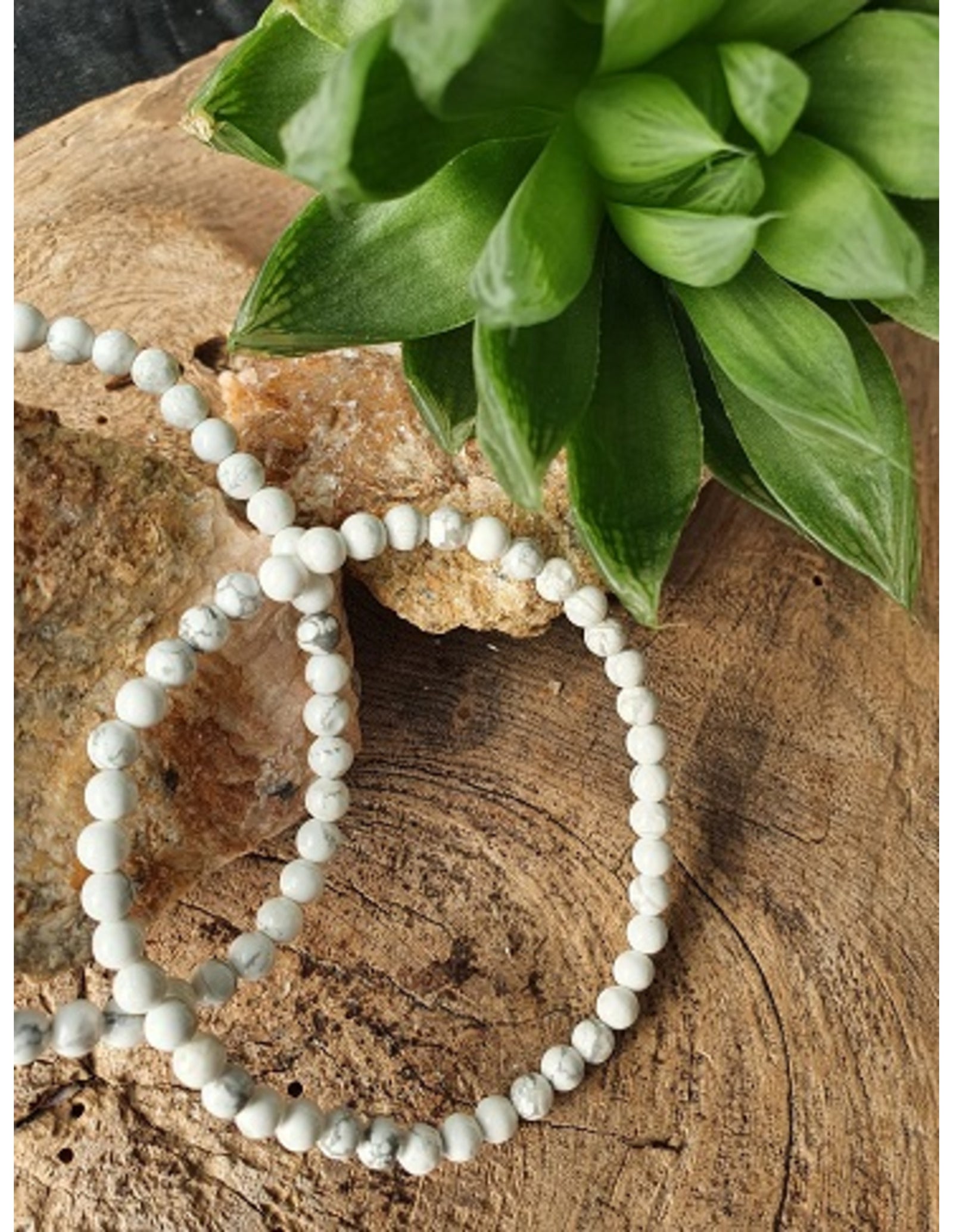 Howliet wit kralenarmband 4 mm
