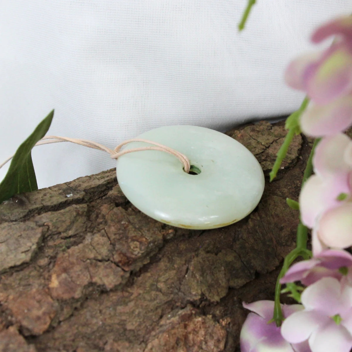 Jade Donut (5-6 cm) aan leren koord (natuur)