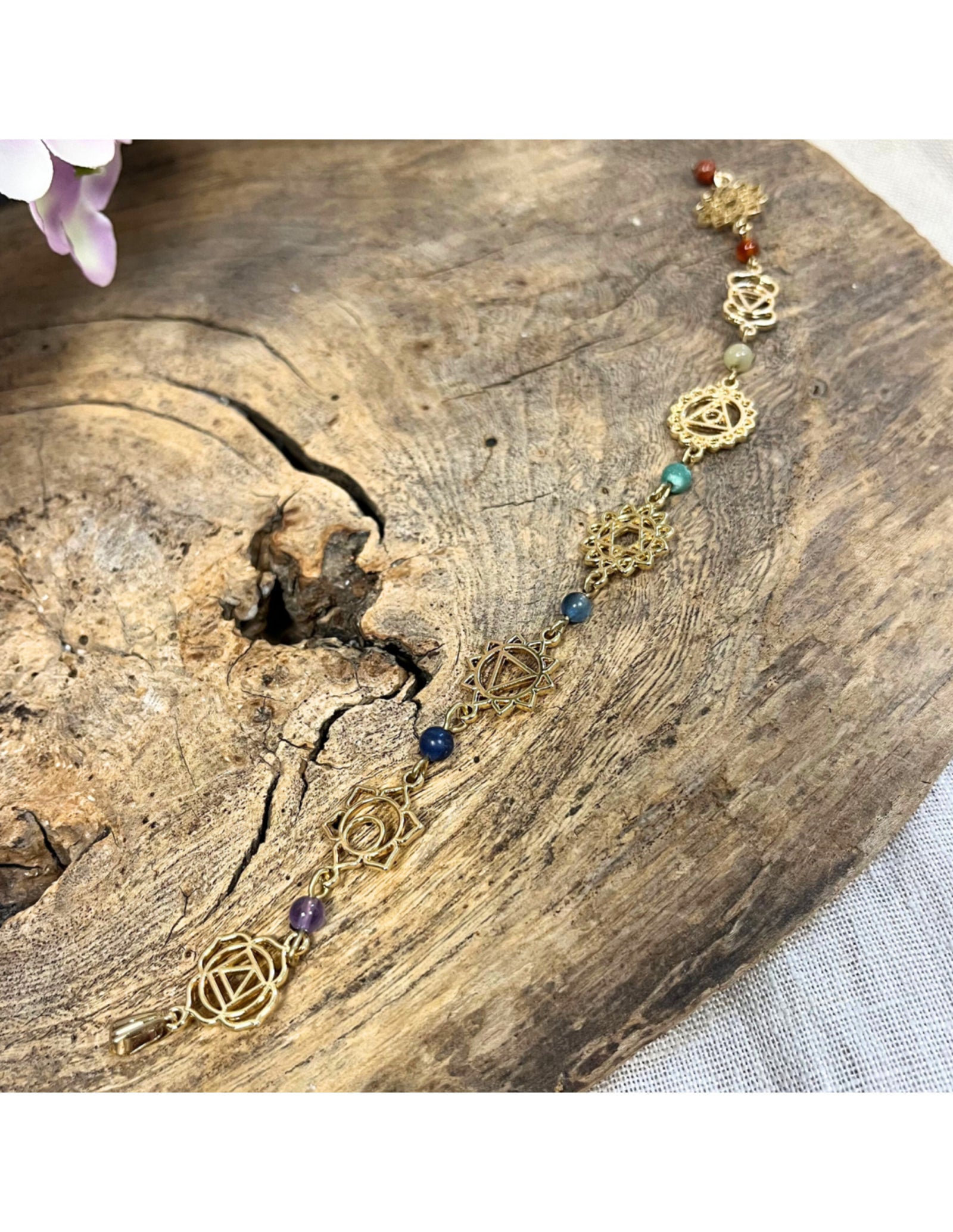 Lange chakra hanger met steentjes goudkleur