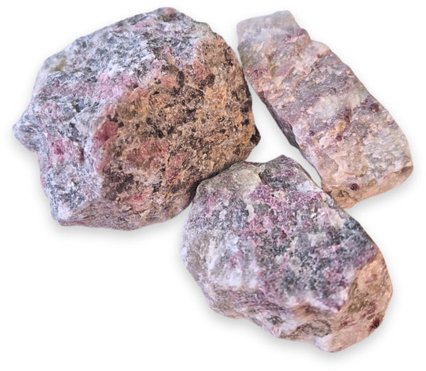 Rubeliet in matrix Madagaskar 250 gr. ruwe edelsteen brokjes