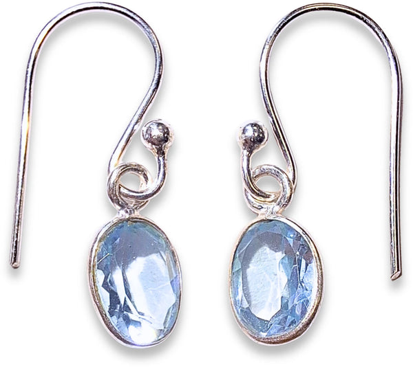 Ovale blauwe topaas oorbellen in zilver